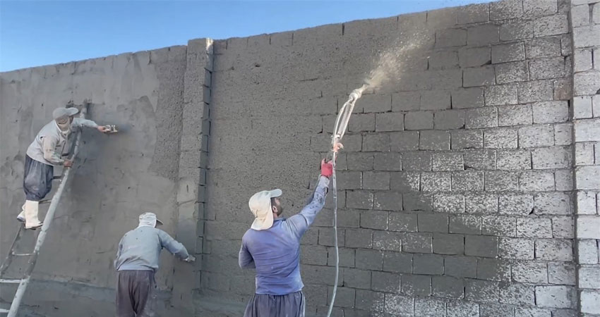 زمان اب دادن به دیوار سیمانی